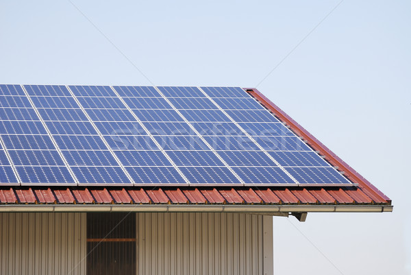 Fotovoltaice acoperiş acoperit panouri solare casă constructii Imagine de stoc © manfredxy