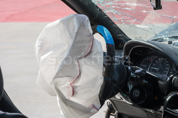 Airbag maşină accident spart siguranţă caz de urgenţă Imagine de stoc © manfredxy