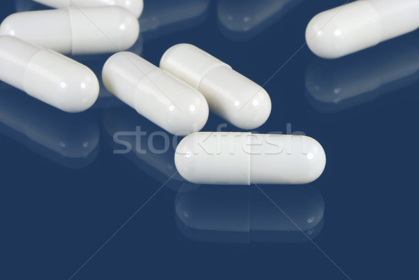 Fehér kapszulák orvosi egészség tabletták gyógyszertár Stock fotó © manfredxy