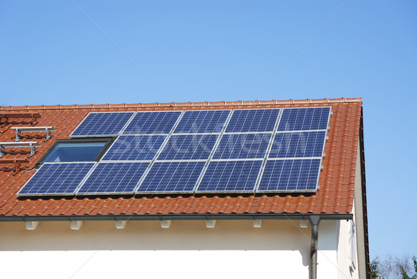 Acoperiş fotovoltaice casă mediu ecologie inovatie Imagine de stoc © manfredxy
