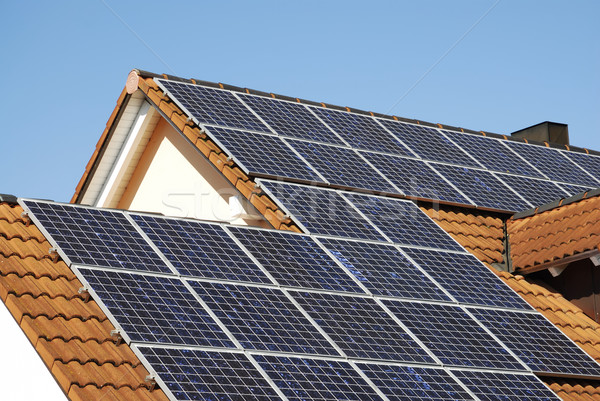 Groene energie alternatief energie zonnepanelen huis zon Stockfoto © manfredxy