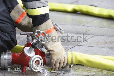 Pompiere lavoro mano connessione acqua attrezzi Foto d'archivio © manfredxy