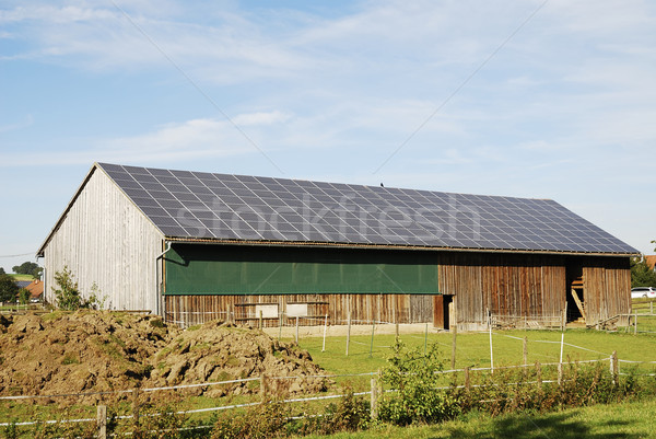 Fotovoltaice vechi hambar acoperiş peisaj ţară Imagine de stoc © manfredxy