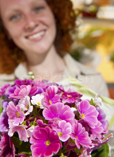 Floare cadou femeie afara flori fericit Imagine de stoc © mangostock