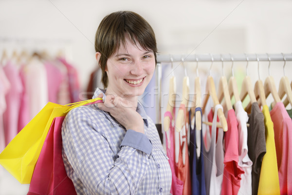 Femeie cumpărături haine modă stoca zâmbet Imagine de stoc © mangostock