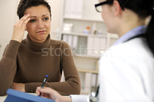 Mujer sufrimiento migraña médico oficina medicina Foto stock © mangostock