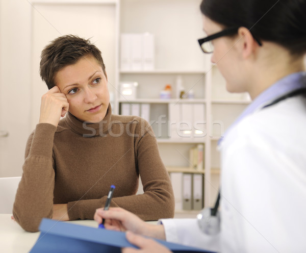 Psiholog deprimat pacient birou medic medicină Imagine de stoc © mangostock
