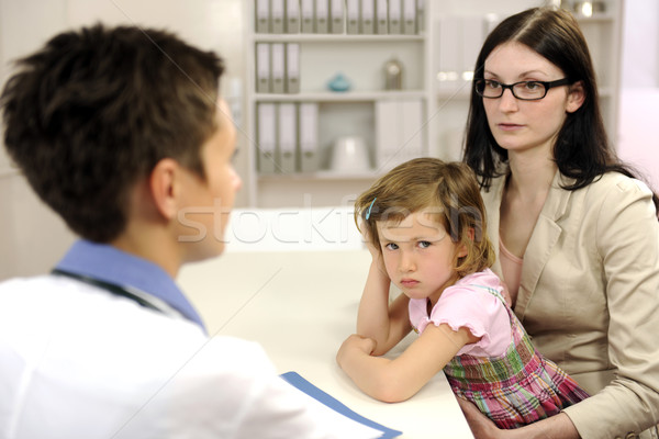 Pediatru vorbesc mamă suparat copil birou Imagine de stoc © mangostock