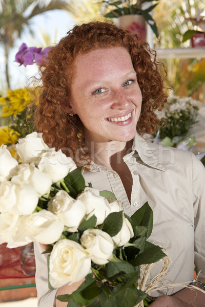 Femeie cumpărare flori floare stoca fericit Imagine de stoc © mangostock