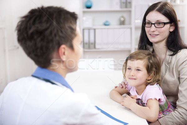 [[stock_photo]]: Pédiatre · parler · mère · enfant · bureau · sourire