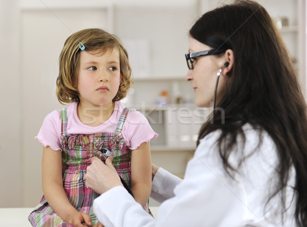 Medic copil birou fată sănătate Imagine de stoc © mangostock