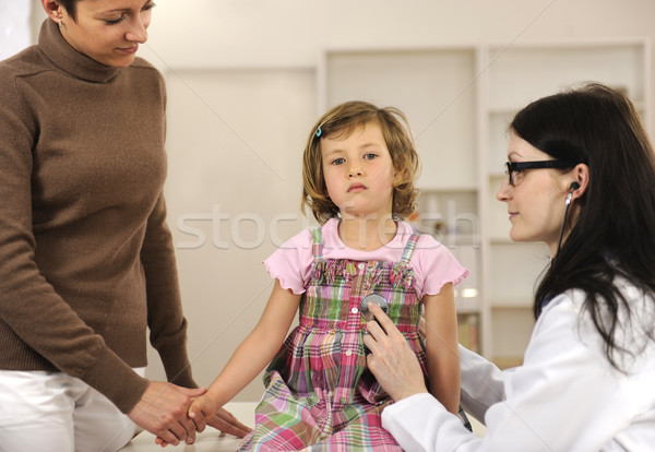 Orvos megvizsgál gyermek iroda mosoly egészség Stock fotó © mangostock