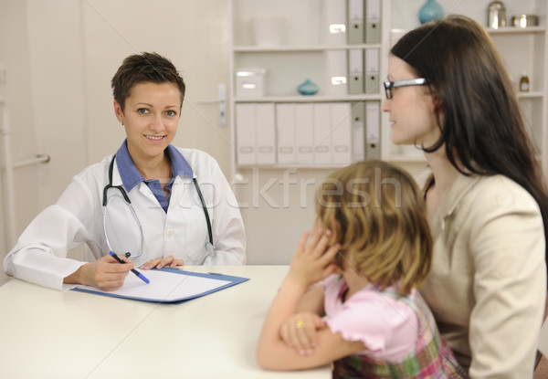 Foto stock: Pediatra · hablar · madre · nino · oficina · sonrisa