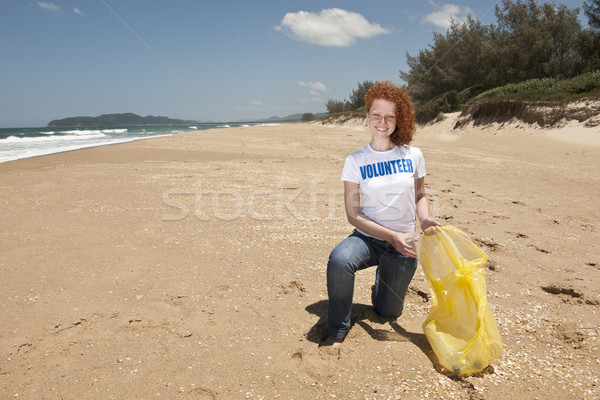 Stockfoto: Vrijwilliger · verzamelen · vuilnis · strand · jonge · vrouwelijke