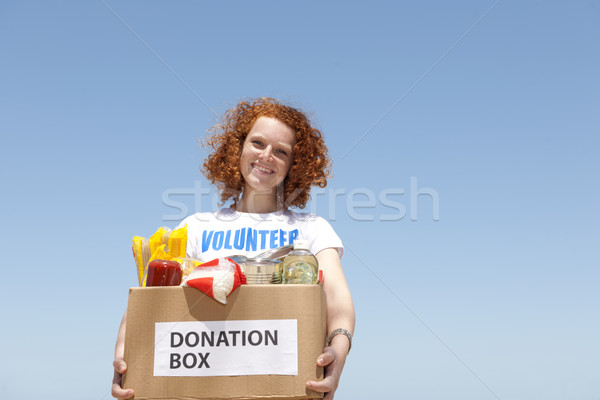 Voluntar alimente donatie cutie fericit Imagine de stoc © mangostock