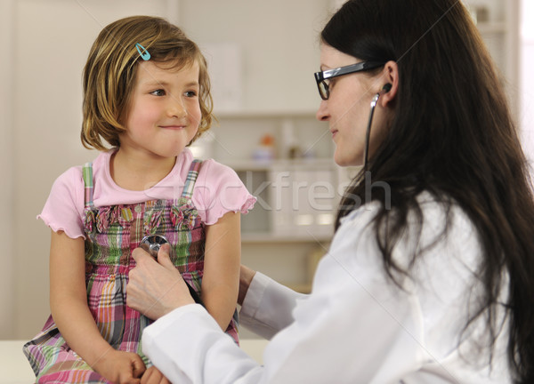 Medic copil birou zâmbet sănătate Imagine de stoc © mangostock