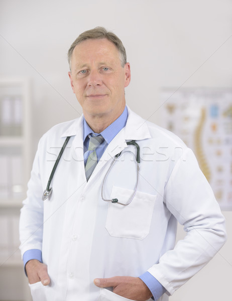 Matur medic medic de sex masculin birou muncă medical Imagine de stoc © mangostock