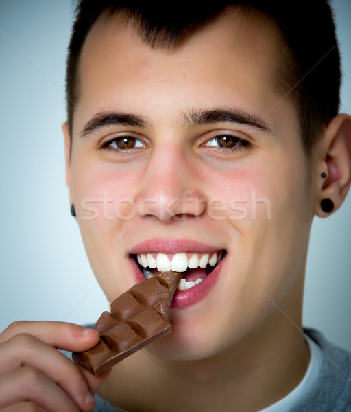 Teenager Essen Schokolade Porträt junger Mann Gesicht Stock foto © Marcogovel