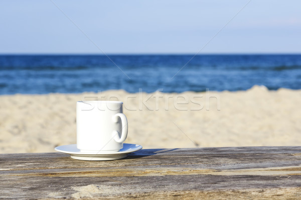 Foto stock: Blanco · taza · mesa · mesa · de · madera · arena · playa