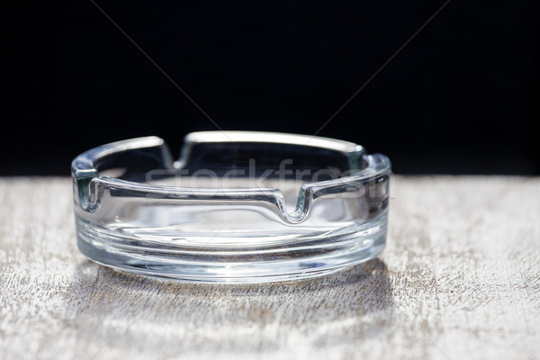 Vuota vetro posacenere tavolo in legno fumare oggetto Foto d'archivio © marekusz