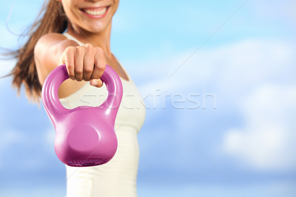Kettlebells pregătire femeie de fitness mână Imagine de stoc © Maridav