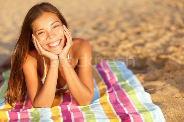 Foto stock: Mujer · hermosa · tomar · el · sol · playa · toalla · cámara