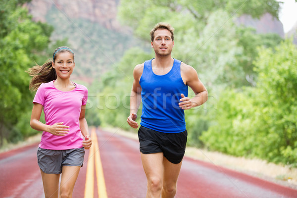Pareja correr ejercicio fuera carretera Foto stock © Maridav