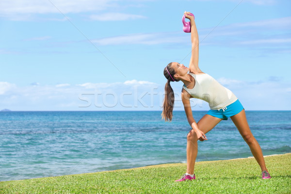 Crossfit exercita femeie kettlebells fitness Imagine de stoc © Maridav