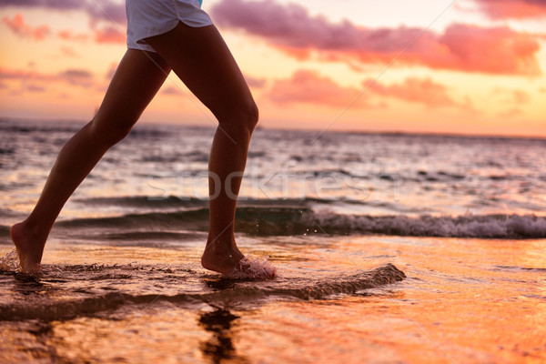 Foto d'archivio: Esecuzione · donna · jogging · a · piedi · nudi · acqua · spiaggia