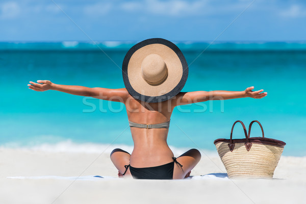 Sommerurlaub glücklich Strand Frau genießen Urlaub Stock foto © Maridav