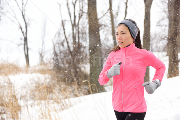Iarnă jogging femeie alergător funcţionare rece Imagine de stoc © Maridav