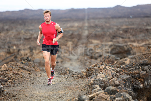 Traseu alergător funcţionare om trece ţară Imagine de stoc © Maridav