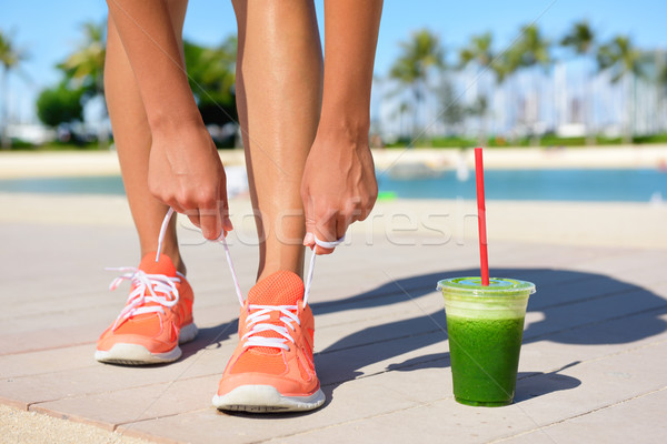 Lopen vrouw runner groene plantaardige smoothie Stockfoto © Maridav