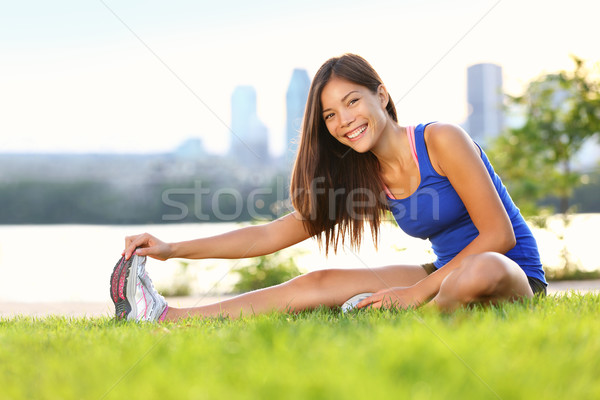 Stock foto: Ausübung · Frau · Dehnung · Bein · Muskeln · Freien