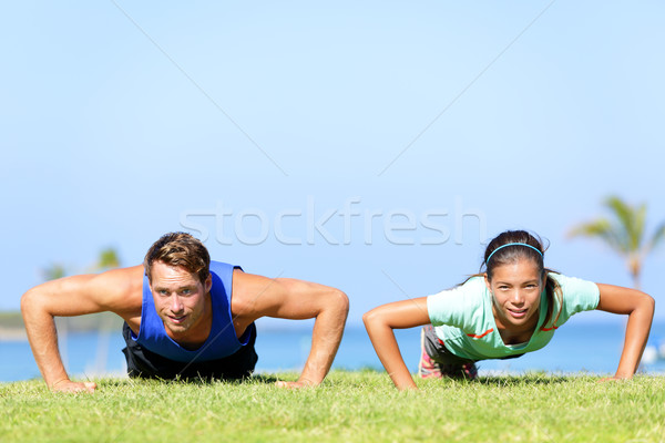 Esportes fitness casal flexões ao ar livre jovem Foto stock © Maridav