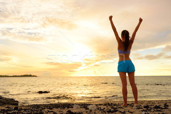 Libertate succes femeie apus plajă Imagine de stoc © Maridav
