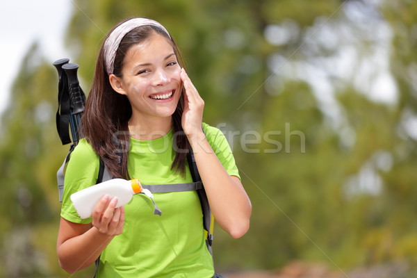 Mujer senderismo protector solar caminante sol loción Foto stock © Maridav