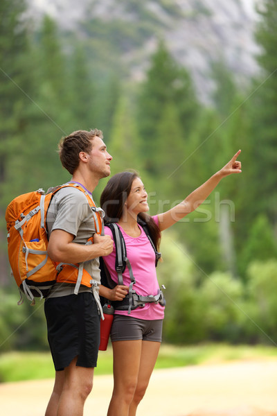 徒步旅行 人 情侶 遠足 優勝美地 指向 商業照片 © Maridav