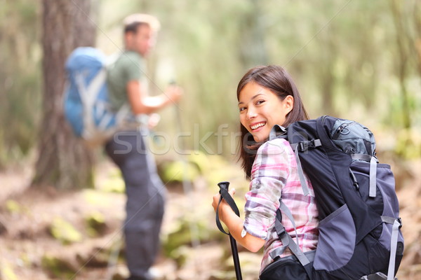 Excursionisti cuplu Drumeţii pădure femeie excursionist Imagine de stoc © Maridav