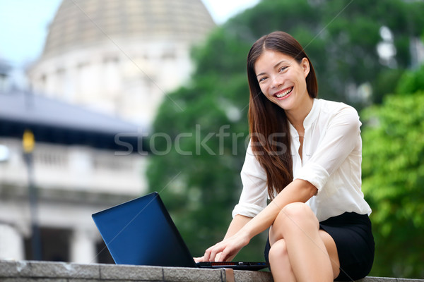 Oameni de afaceri laptop femeie Hong Kong femeie de afaceri calculator Imagine de stoc © Maridav