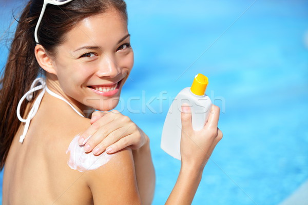 Protetor solar mulher solar creme ombro sorridente Foto stock © Maridav