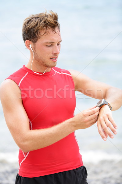Ejecutando hombre mirando ritmo cardíaco supervisar GPS Foto stock © Maridav