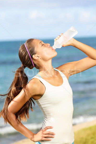 Femme de remise en forme eau potable plage courir assoiffé sport [[stock_photo]] © Maridav