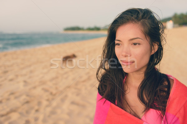 洗澡 海灘 女子 毛巾 放寬 肖像 商業照片 © Maridav