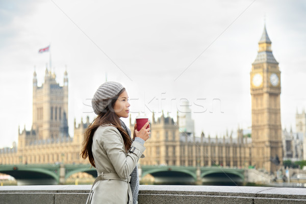 倫敦 女子 飲用水 咖啡 威斯敏斯特 橋 商業照片 © Maridav