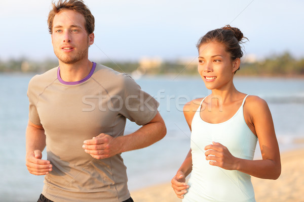 Funcţionare jogging cuplu pregătire vară plajă Imagine de stoc © Maridav