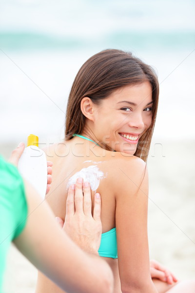 Protectie solara plajă vacanţă om piele bronzata de soare Imagine de stoc © Maridav