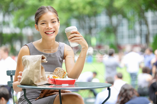 Jóvenes mujer de negocios pausa para el almuerzo ciudad parque potable Foto stock © Maridav