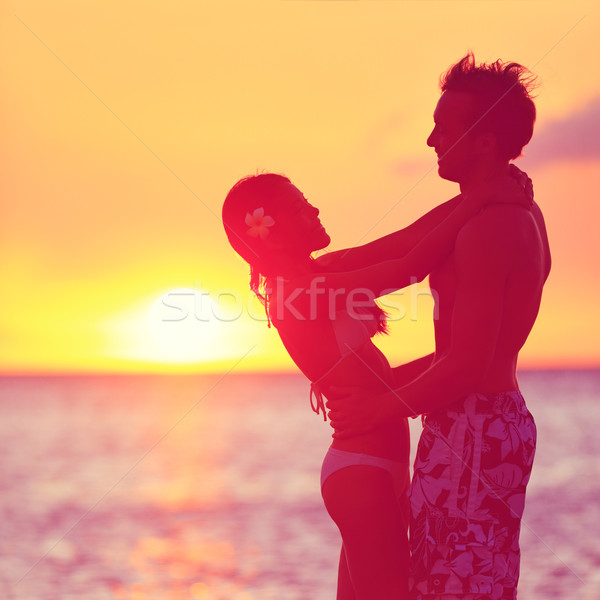 Foto stock: Romântico · casal · beijando · praia · pôr · do · sol