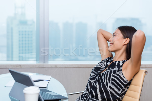 Fericit muncă satisfactie birou femeie relaxare Imagine de stoc © Maridav